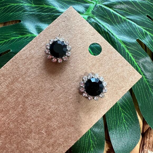 BOGO FREE BLSCK CRYSTAL EARRINGS POST - Picture 1 of 4